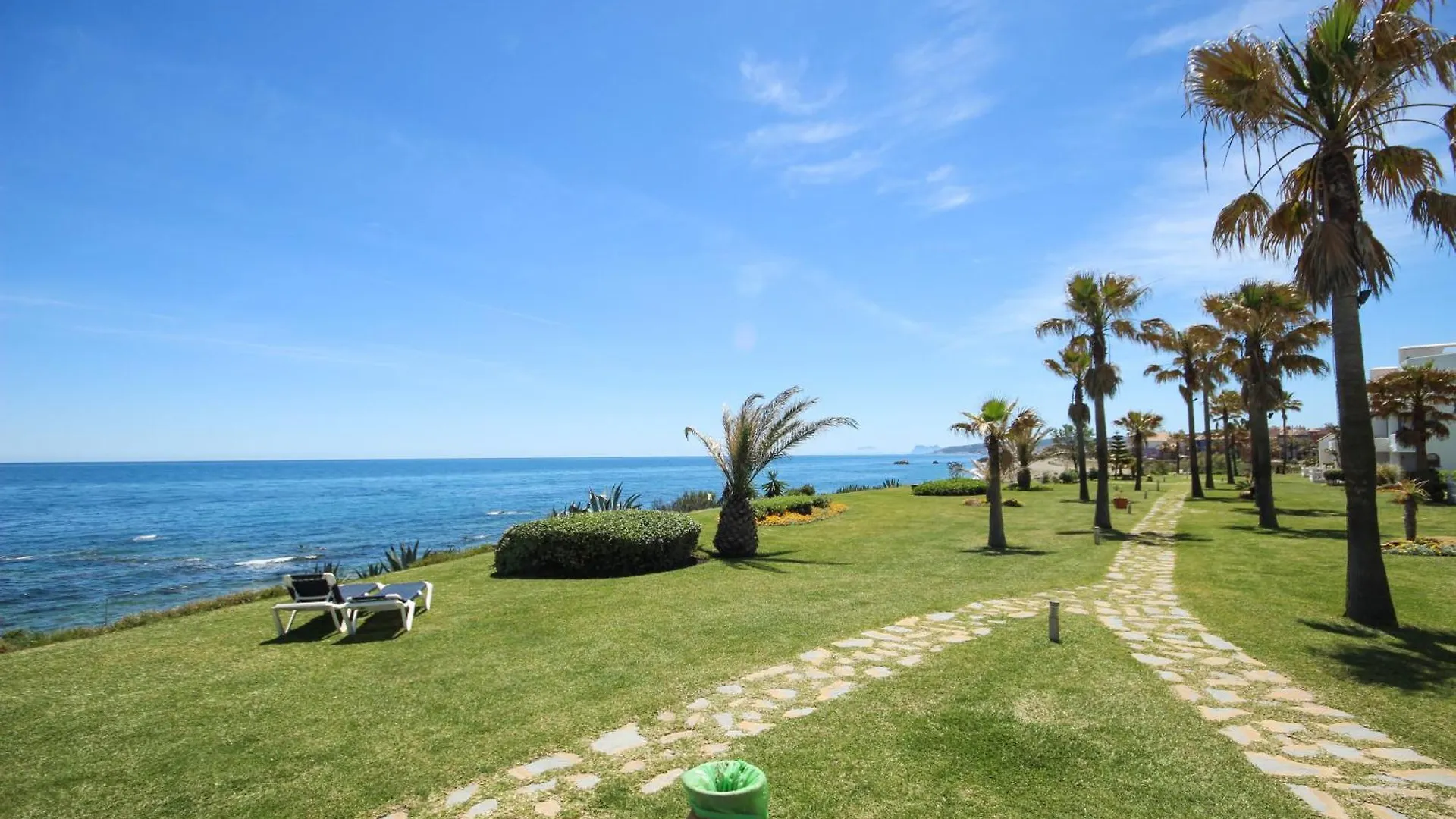 Beachfront Penthouse With Sea Views, Hot Tub, Bbq Casares Apartment